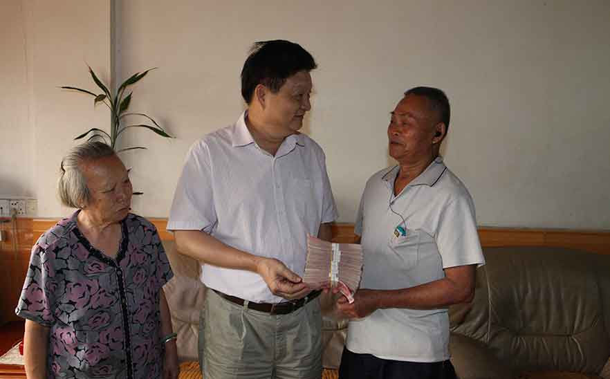 13年，董事長陳橋頓先生慰問并支持10萬元給軍烈屬張運興家建房